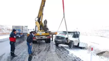 Kamyonet Şarampole Yuvarlandı; 2 Yaralı