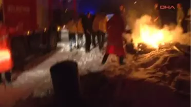 Van'da Yine Çadır Yangını Van'da Sobadan Sıçrayan Kıvılcım Nedeniyle Depremzedelerin Barındığı...