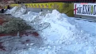 Atatürk Stadyumu'nda Karlar Temizlendi