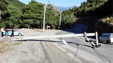 Freni Boşalan Kamyon, Elektrik Direğini Yola Devirdi