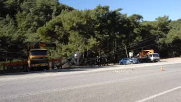 Kamyonun Çarptığı Direk Yolu Trafiğe Kapadı