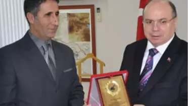 Van Sanatçılar Derneği'nden Vali Çiçek'e Plaket