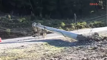 Freni Boşalan Kamyon, Elektrik Direğini Yola Devirdi