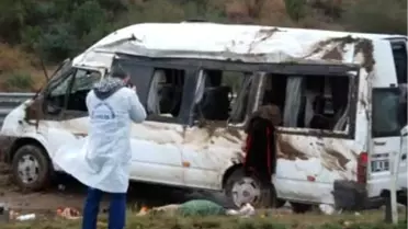 İskenderun'da İşçi Minibüsü Devrildi