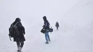 Hakkari'de Çığ Düştü, Kayakçılar 3 Saat Mahsur Kaldı