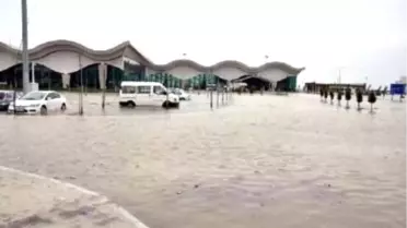 Hatay Havaalanı'nı Su Bastı, Uçuşlar İki Gün İptal Edildi