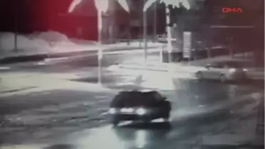 Kamyonet, Tır'a Çarptı, Kaza Anı Güvenlik Kamerasına Yansıdı