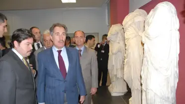 Bakan Günay Roma İmparatorları ile Fotoğraf Çektirdi