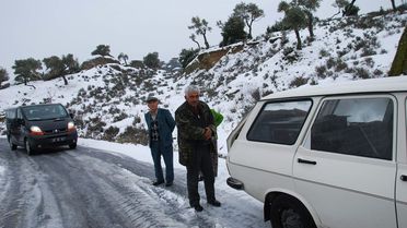 (İha Özel) Kar Yağışına Hazırlıksız Yakalanan Köylüler Yollarda Mahsur Kaldı