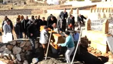 Almanya'da Ölü Bulunan Türk Kızı Toprağa Verildi