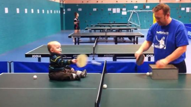 18 Aylık Bebek Pinpon Oynuyor