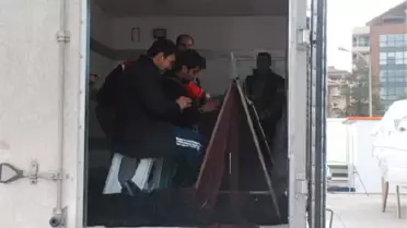 İskenderun'da Fırtına Çatıları Uçurdu, Ağaçları Devirdi