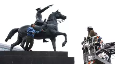 İşsiz Genç Atatürk Heykeline Sığındı