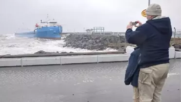 Samsun'da İki Kuru Yük Gemisi Karaya Oturdu