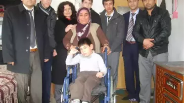 Engelli Küçük Adem'e Öğretmen ve Öğrencilerden Tekerlekli Sandalye