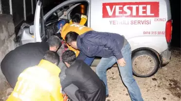 Duvara Çarpan Araçta Sıkıştı