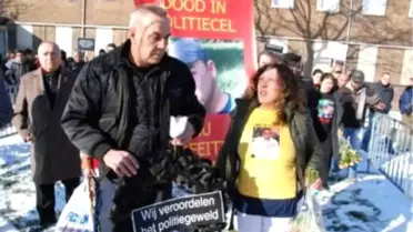 Hollanda'da Türkler Polis Karakoluna Siyah Çelenk Bıraktı