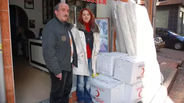 Evi Yanan Aileye Kızlay Yardım Etti