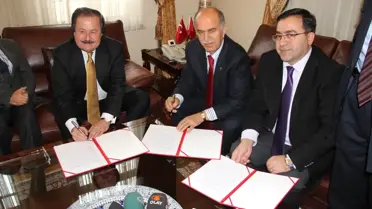 Eski Bakan Cavit Çağlar'dan Anlamlı Bağış