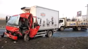 Minibüs ile Kamyonet Çarpıştı : 7 Yaralı
