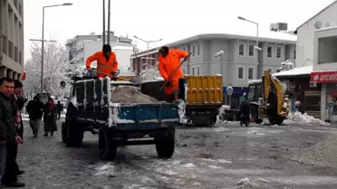 Belediye Kent Merkezinde Buzlanmaya Karşı Tuzlama Çalışması Yaptı