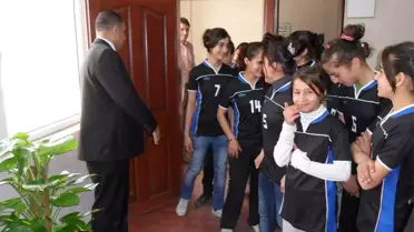 Kız Futbol Takımından İlçe Milli Eğitim Müdürü'ne Ziyaret