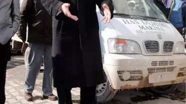 MHP'li Milletvekili Yoldaki Çukurlara Ağaç Dikerek Belediyeyi Protesto Etti