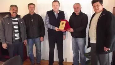 Ayvalıklı Devecilerden Türközen'e Plaket