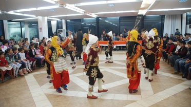 Depremzedeler Kürtçe Şarkı Söyledi Protokol Halay Çekti