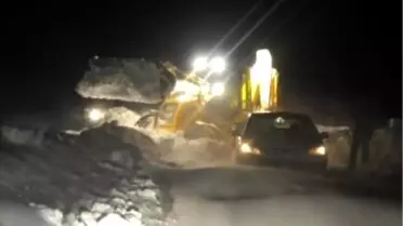 Kar Yolları Kapadı 50 Araçtaki 100 Kişi 8 Saat Mahsur Kaldı