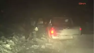 Sivas'ta Kar Yolları Kapadı; 50 Araçtaki 100 Kişi 8 Saat Mahsur Kaldı