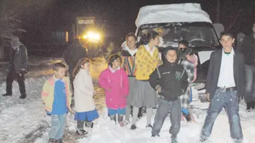 Kar Engeline Takılan Öğretmen ve Öğrencileri Kurtarma Operasyonu