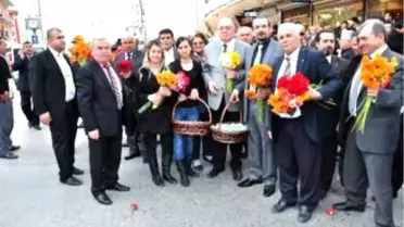 Adanalı Esnaftan Kadınlara Çiçekli, Çikolatalı Kutlama