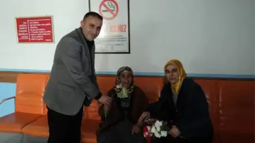 AK Parti Çiftlik'de Kadınlara Karanfil Dağıttı