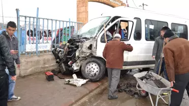 Yolcu Minibüsü TIR'a Çarptı: 6 Yaralı