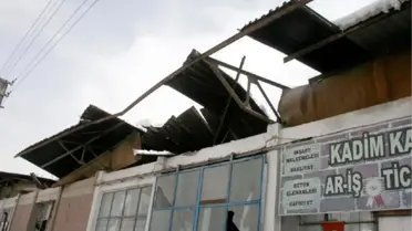 Kar Temizliği Yapılan Çatı Çöktü: 3 İşçi Yaralandı