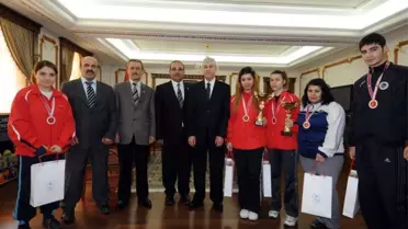Şampiyonlar Vali Erden'i Ziyaret Etti