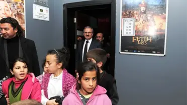 Vali Karaloğlu, Depremzede Çocuklarla Birlikte 'Fetih 1453' Filmini İzledi