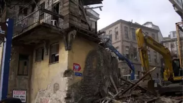 Heyelanda Hasar Gören Tarihi Bina Yıkıldı