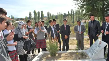 Anadolu Öğretmen Lisesi Öğrencileri, Şehit Onbaşı'nın Kabrini Ziyaret Etti