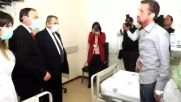 KKTC Başbakanı Küçük, İlk Yüz ve Çift Kol Nakli Yapılan Hastaları Ziyaret Etti