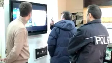 Kuyumcuyu Oyalayıp Altınları Çaldılar