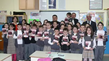 Çanakkale Zaferi Kitap Hediye Edilerek Kutlandı