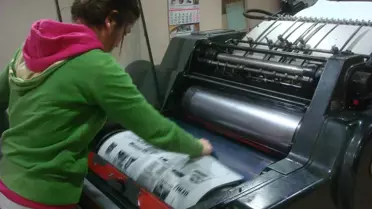 Ojeli Eller Gazete Basıyor