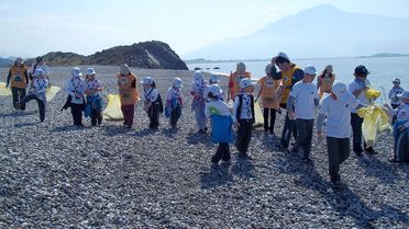 Fethiyeli Miniklerden Sahil Temizliği