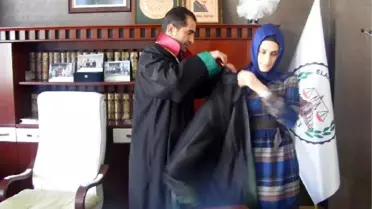 Elazığ'da Başörtülü Avukat Cübbe Giydi