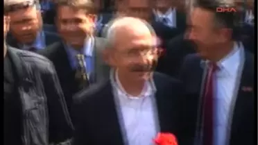 Kılıçdaroğlu'na Roman Mahallesi'nde Karanfilli Karşılama