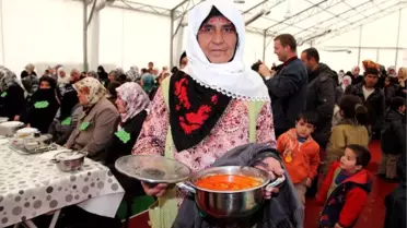 Depremzede Kadınlar Yöresel Yemek Yarışmasında Hünerlerini Sergiledi