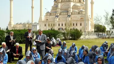 Bürokratlar Öğrencilerle Çimlerde Kitap Okudu