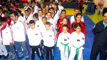 Ayvalıklı Tekvandoculardan 1'i Altın 3 Madalya